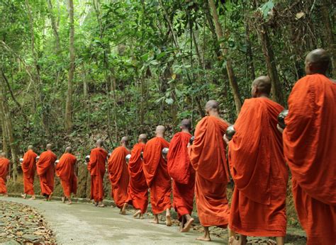 De 'Srivichai-Vaas'! Een Verhelderende Reflectie van het Theravada Boeddhisme en de Grootsheid van een Oogstfeest