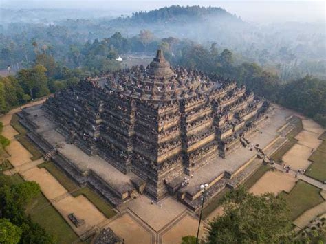  De Tempel van Borobudur - Een Verrukking Voor De Ogen En Een Ontdekkingstocht Door De Tijd!